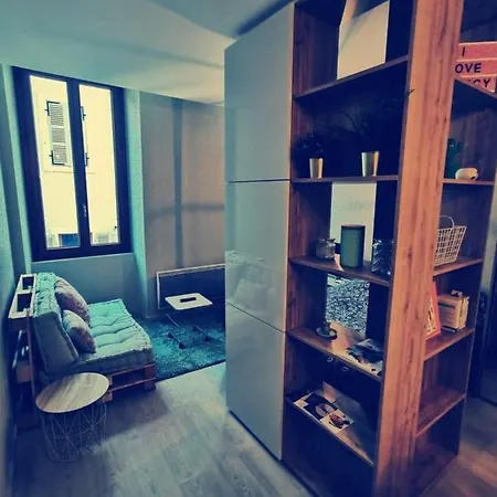 Super Ideally Located In The Old Town דירה אנסי
