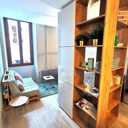 Super Ideally Located In The Old Town דירה *